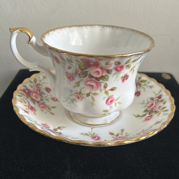 Royal Albert, Bone China Cottage Garden Vintage Tea Cup Set - Picture 2 of 9